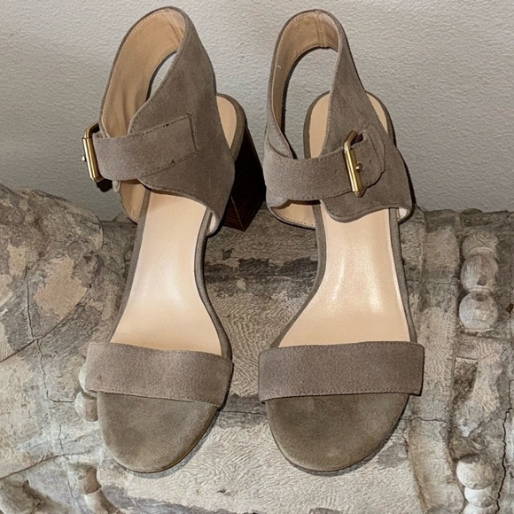 Nine West Garden Bay Suede tan grayish ankle strap buckle block heels sandals 9 - Picture 2 of 9